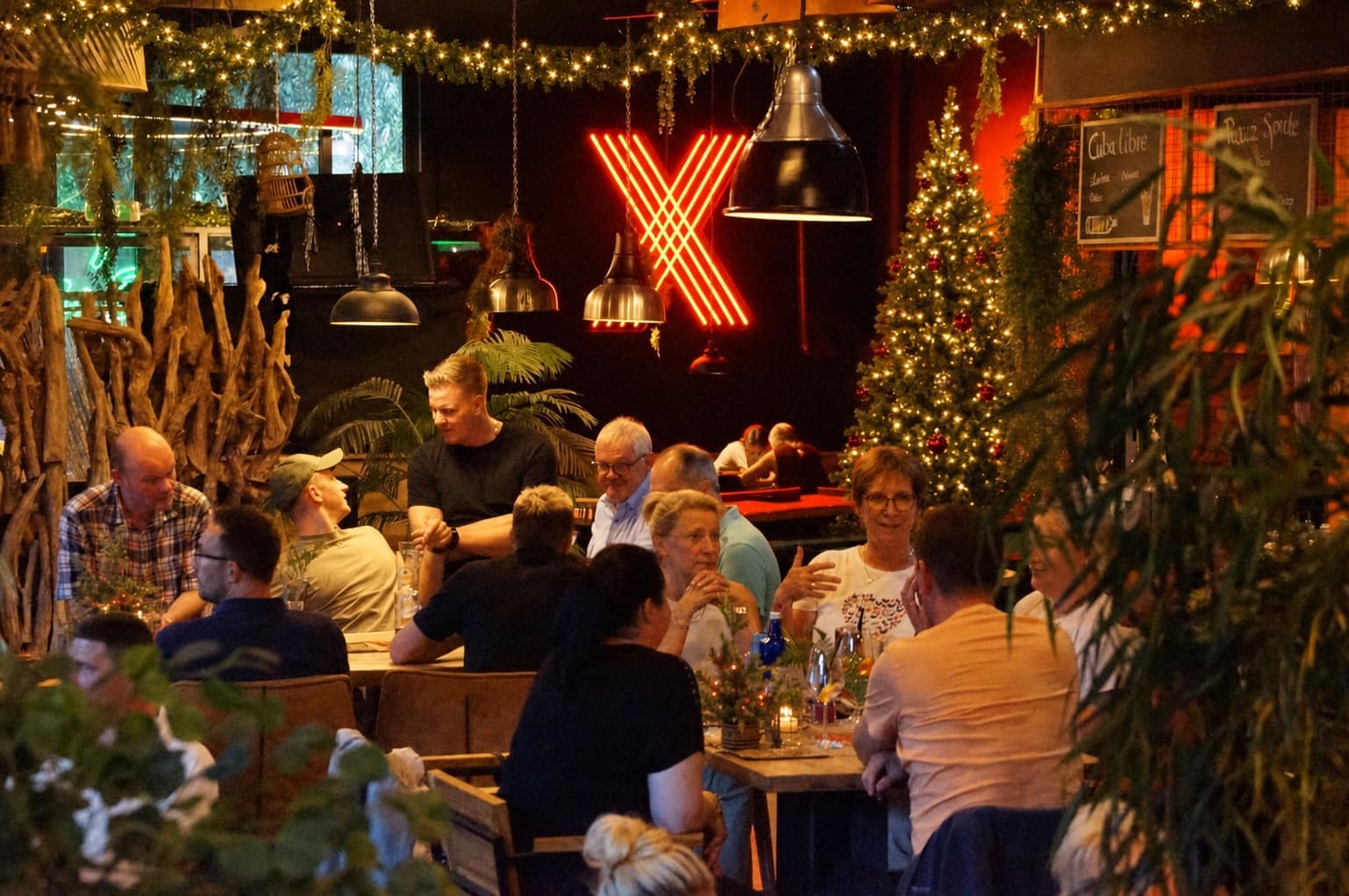 Firmengruppe feiert gemeinsam im weihnachtlichen Smoky’s Eventbereich