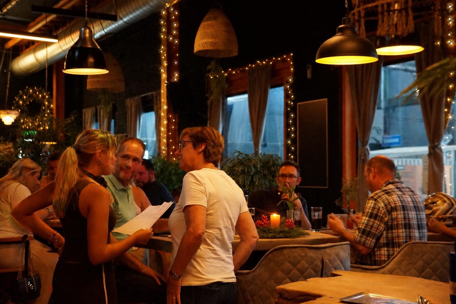 Gäste im weihnachtlich dekorierten Smoky’s Restaurant in Oberhausen