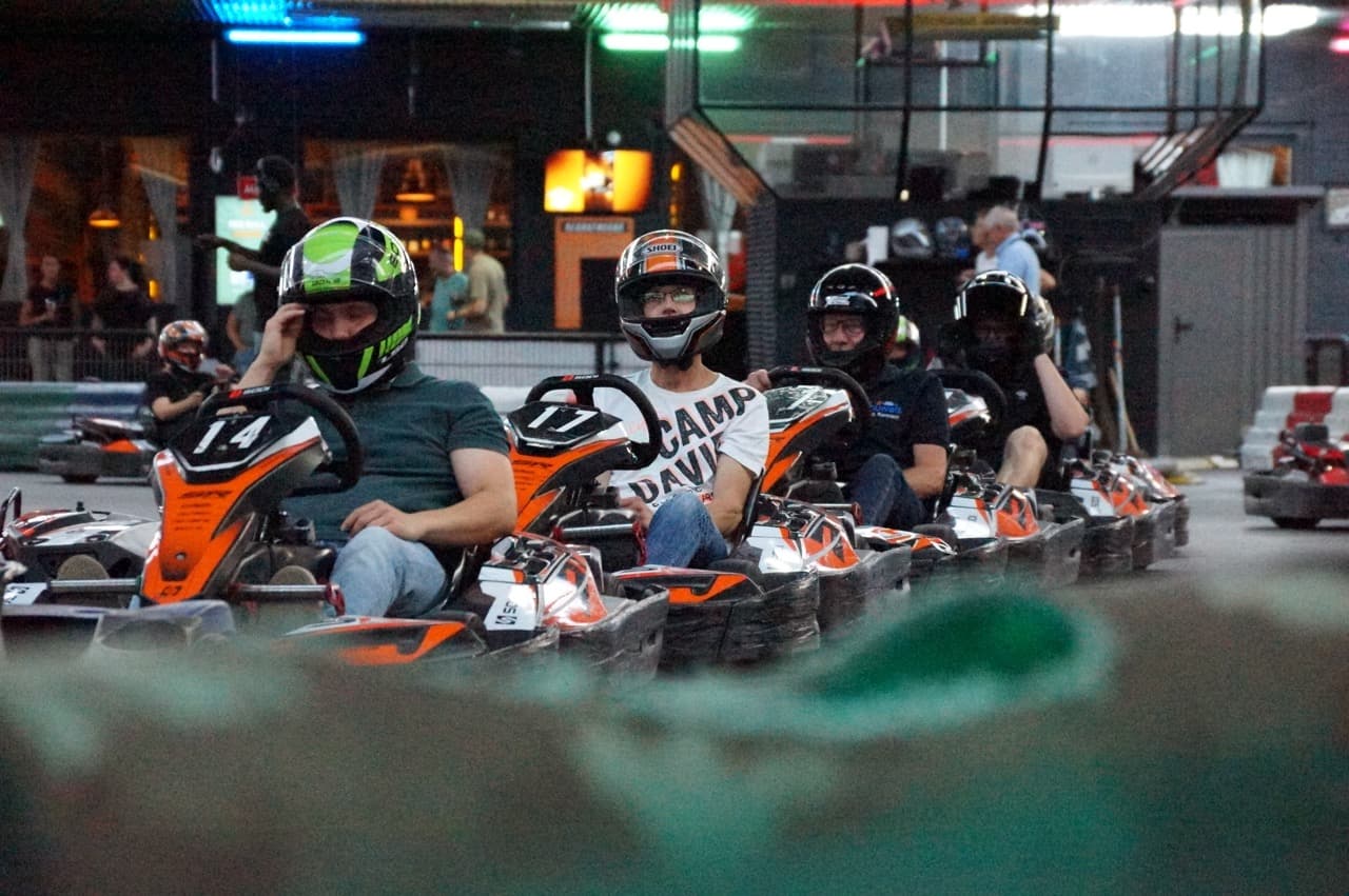 Firmenteam fährt gemeinsam ein Rennen auf der Jumbokart Kartbahn